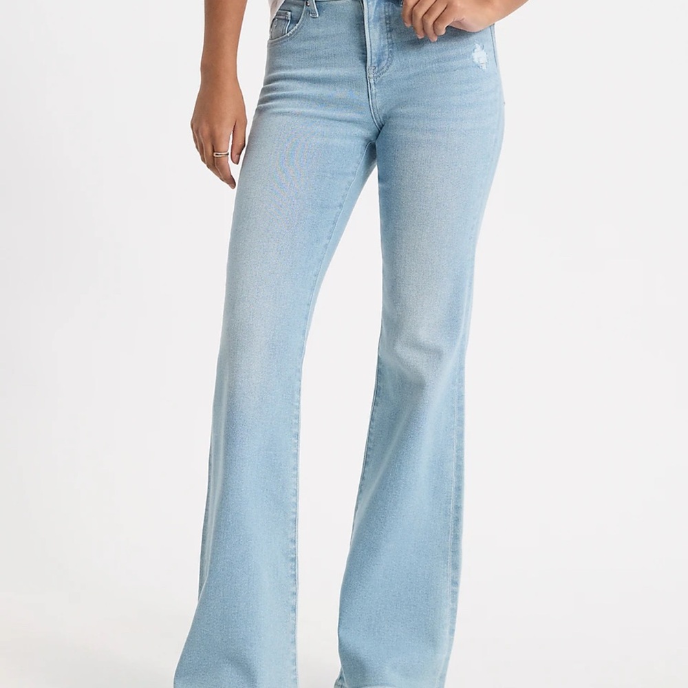 3/$30 Mid Rise Light Wash Hyper Sculpt '70s Flare Jeans